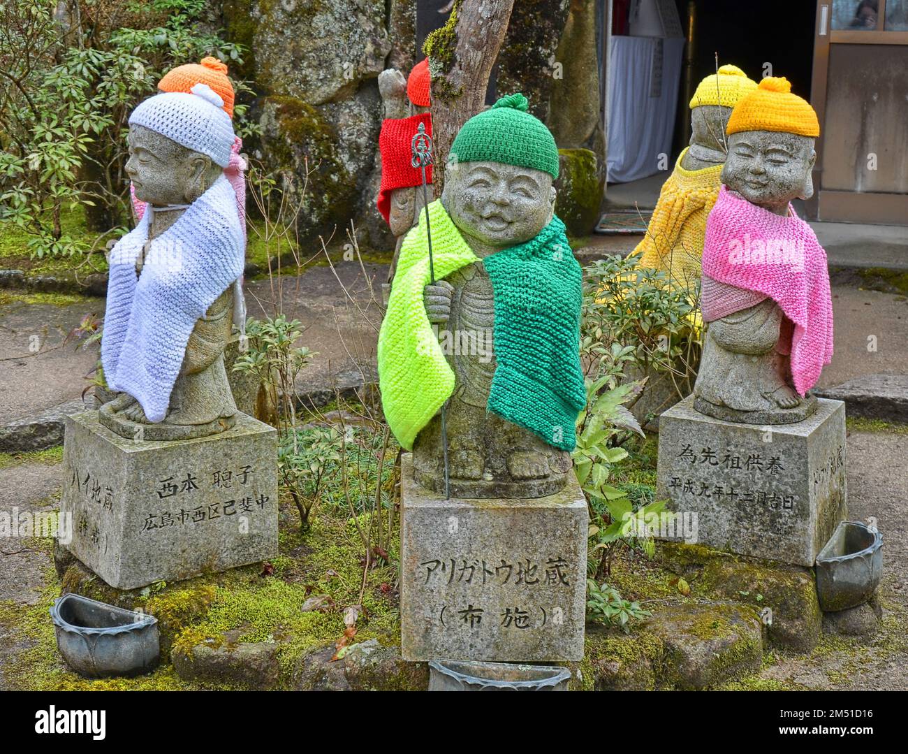Jizo Bosatsu, statue di monaci buddisti nel tempio di Daisho-in, isola di Miyajima, Giappone. Foto Stock