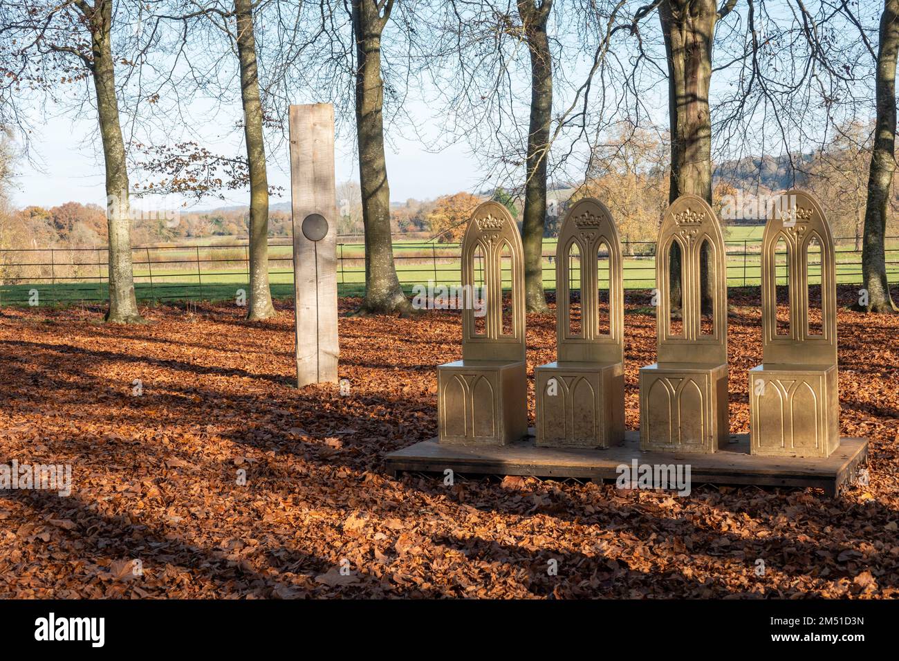 troni delle Cronache di Narnia tra gli alberi della campagna inglese Foto Stock
