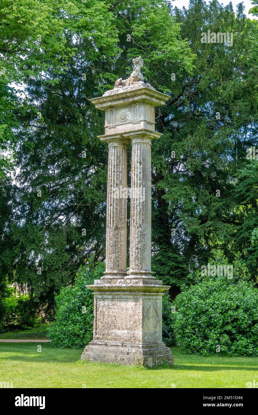 Sphinx su colonne a Lacock Abbey il Cotswolds Wiltshire Inghilterra Foto Stock