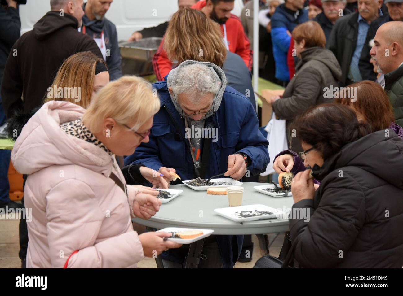 La preparazione del risotto nero in un grande padello di Pola si è svolta presso il mercato verde di Pola. Sotto il battone dello chef di Budimir Zizovic, il 24 dicembre 2022 a Pola, in Croazia, sono state preparate e distribuite circa 400 porzioni ai cittadini. Foto: SASA Miljevic/PIXSELL Credit: Pixsell/Alamy Live News Foto Stock