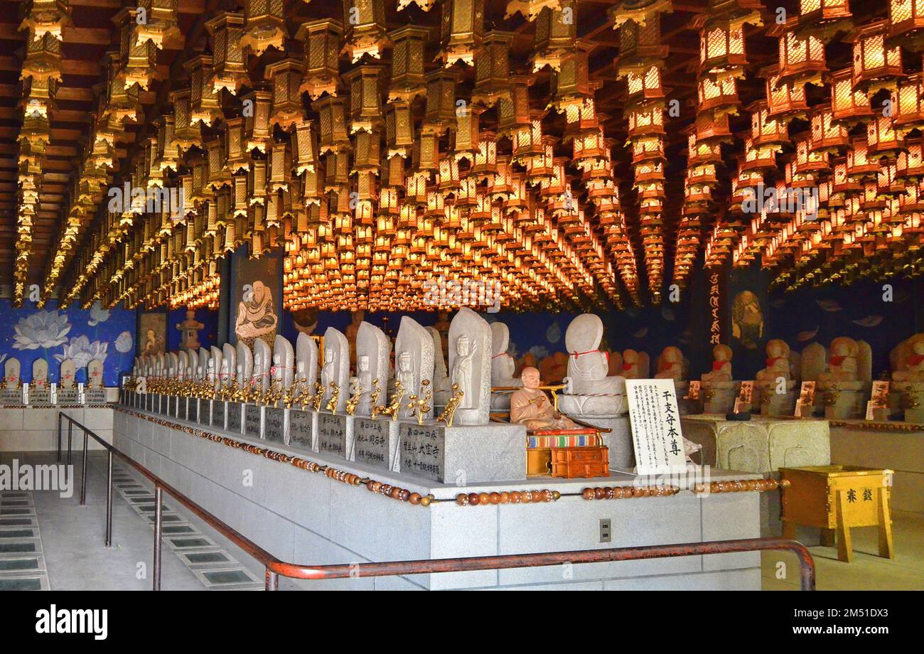 Daishō-in o Daisyō-in è uno storico complesso di templi giapponesi con molti santuari e statue sul Monte Misen, isola di Itsukushima, Giappone. Foto Stock