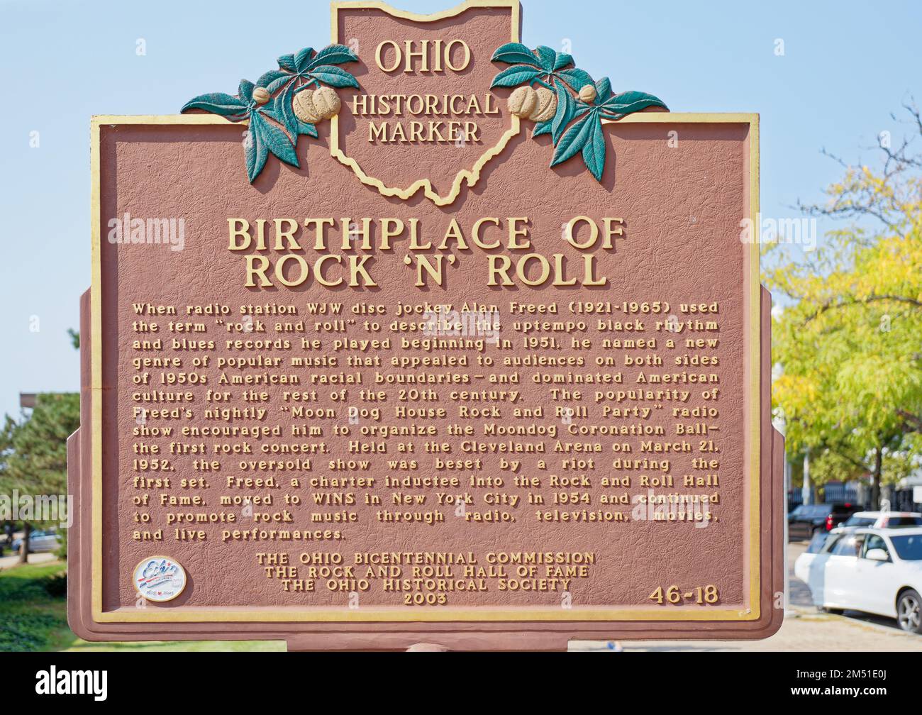 Rock 'N' Roll storico marcatore piazzato dalla Ohio Bicentennial Commission nel 2003 presso la Rock and Roll Hall of Fame plaza sulla East 9th Street. Foto Stock