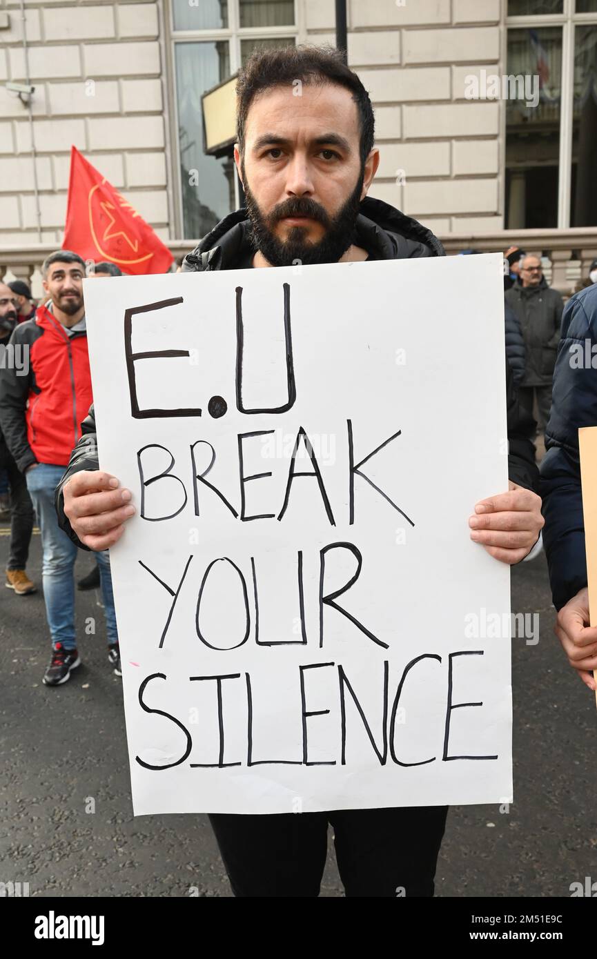 Ambasciata di Francia, Londra, Regno Unito. 2022-12-24: I manifestanti della comunità curda sostengono l'assassinio di tre curdi da parte della Turchia presso il Centro della comunità curda di Parigi. I manifestanti chiedono giustizia per loro e 3 donne curde uccise 10 anni fa. I manifestanti sostengono inoltre che il governo francese ha aiutato l'assassinio. Perché ci vogliono 40 minuti perché la polizia e l'ambulanza arrivino per assistere le 3 vittime curde? La vigilia di Natale si sta facendo buio per i migranti che protestano per proteggere i propri diritti e le proprie libertà, chiedendo giustizia per i 3 curdi uccisi a Parigi venerdì 23 dicembre 202 Foto Stock