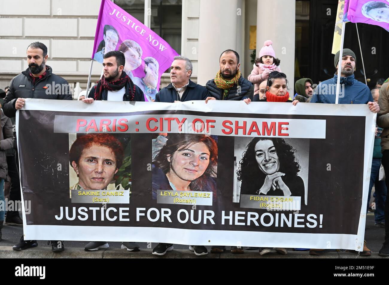 Ambasciata di Francia, Londra, Regno Unito. 2022-12-24: I manifestanti della comunità curda sostengono l'assassinio di tre curdi da parte della Turchia presso il Centro della comunità curda di Parigi. I manifestanti chiedono giustizia per loro e 3 donne curde uccise 10 anni fa. I manifestanti sostengono inoltre che il governo francese ha aiutato l'assassinio. Perché ci vogliono 40 minuti perché la polizia e l'ambulanza arrivino per assistere le 3 vittime curde? La vigilia di Natale si sta facendo buio per i migranti che protestano per proteggere i propri diritti e le proprie libertà, chiedendo giustizia per i 3 curdi uccisi a Parigi venerdì 23 dicembre 202 Foto Stock