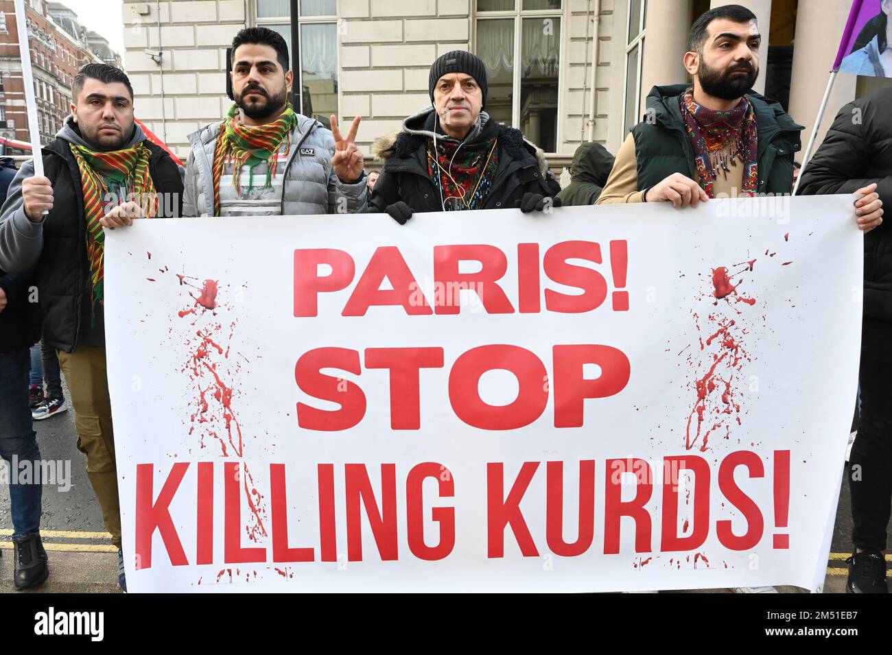 Ambasciata di Francia, Londra, Regno Unito. 2022-12-24: I manifestanti della comunità curda sostengono l'assassinio di tre curdi da parte della Turchia presso il Centro della comunità curda di Parigi. I manifestanti chiedono giustizia per loro e 3 donne curde uccise 10 anni fa. I manifestanti sostengono inoltre che il governo francese ha aiutato l'assassinio. Perché ci vogliono 40 minuti perché la polizia e l'ambulanza arrivino per assistere le 3 vittime curde? La vigilia di Natale si sta facendo buio per i migranti che protestano per proteggere i propri diritti e le proprie libertà, chiedendo giustizia per i 3 curdi uccisi a Parigi venerdì 23 dicembre 202 Foto Stock