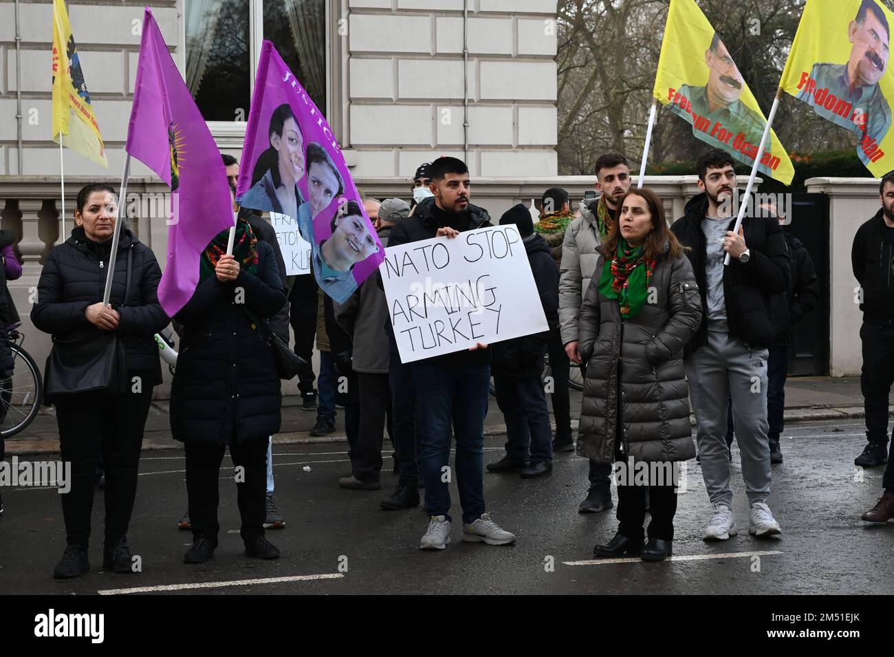 Ambasciata di Francia, Londra, Regno Unito. 2022-12-24: I manifestanti della comunità curda sostengono l'assassinio di tre curdi da parte della Turchia presso il Centro della comunità curda di Parigi. I manifestanti chiedono giustizia per loro e 3 donne curde uccise 10 anni fa. I manifestanti sostengono inoltre che il governo francese ha aiutato l'assassinio. Perché ci vogliono 40 minuti perché la polizia e l'ambulanza arrivino per assistere le 3 vittime curde? La vigilia di Natale si sta facendo buio per i migranti che protestano per proteggere i propri diritti e le proprie libertà, chiedendo giustizia per i 3 curdi uccisi a Parigi venerdì 23 dicembre 202 Foto Stock