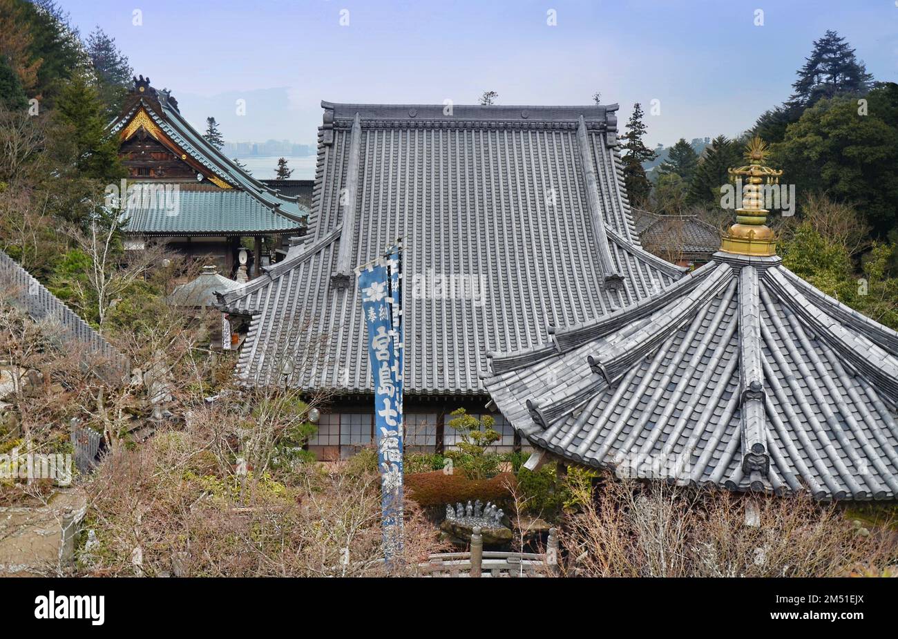 Daishō-in o Daisyō-in è uno storico complesso di templi giapponesi con molti santuari e statue sul Monte Misen, isola di Itsukushima, Giappone. Foto Stock