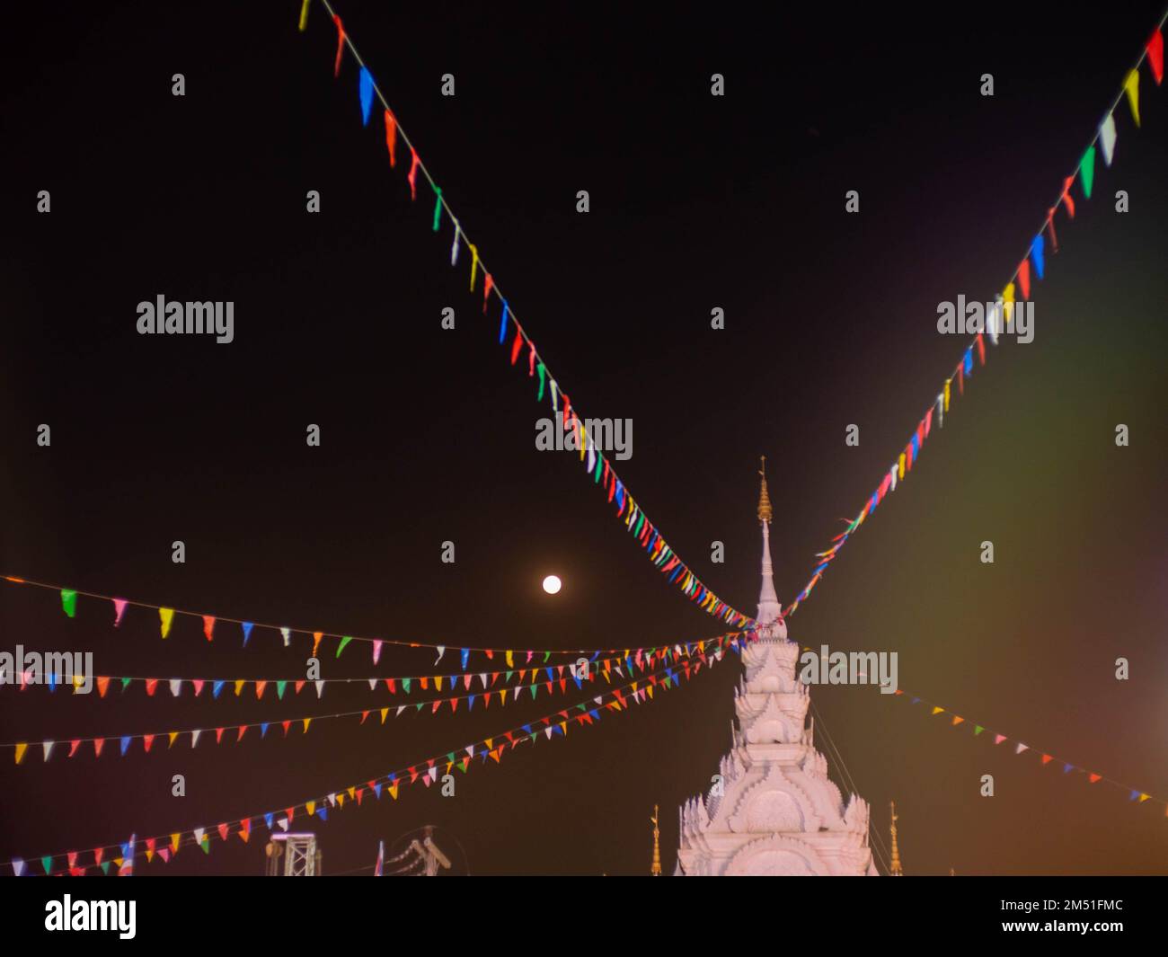 Pagoda e luna al tempio nome 'Wat Luang Por si la', Thungsalaim, Sukhothai, Thailandia. Foto Stock