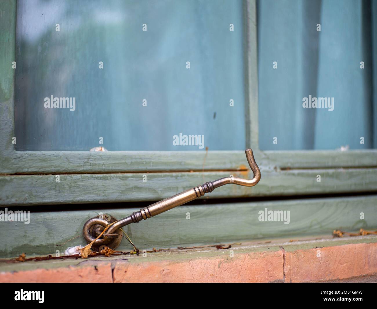 vecchio dispositivo di chiusura finestre e finestra in legno Foto Stock