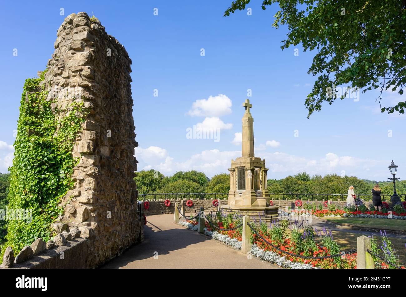 Rovine del castello di Knaresborough e monumento commemorativo alla guerra nei giardini del castello di Knaresborough North Yorkshire Inghilterra UK GB Europe Foto Stock