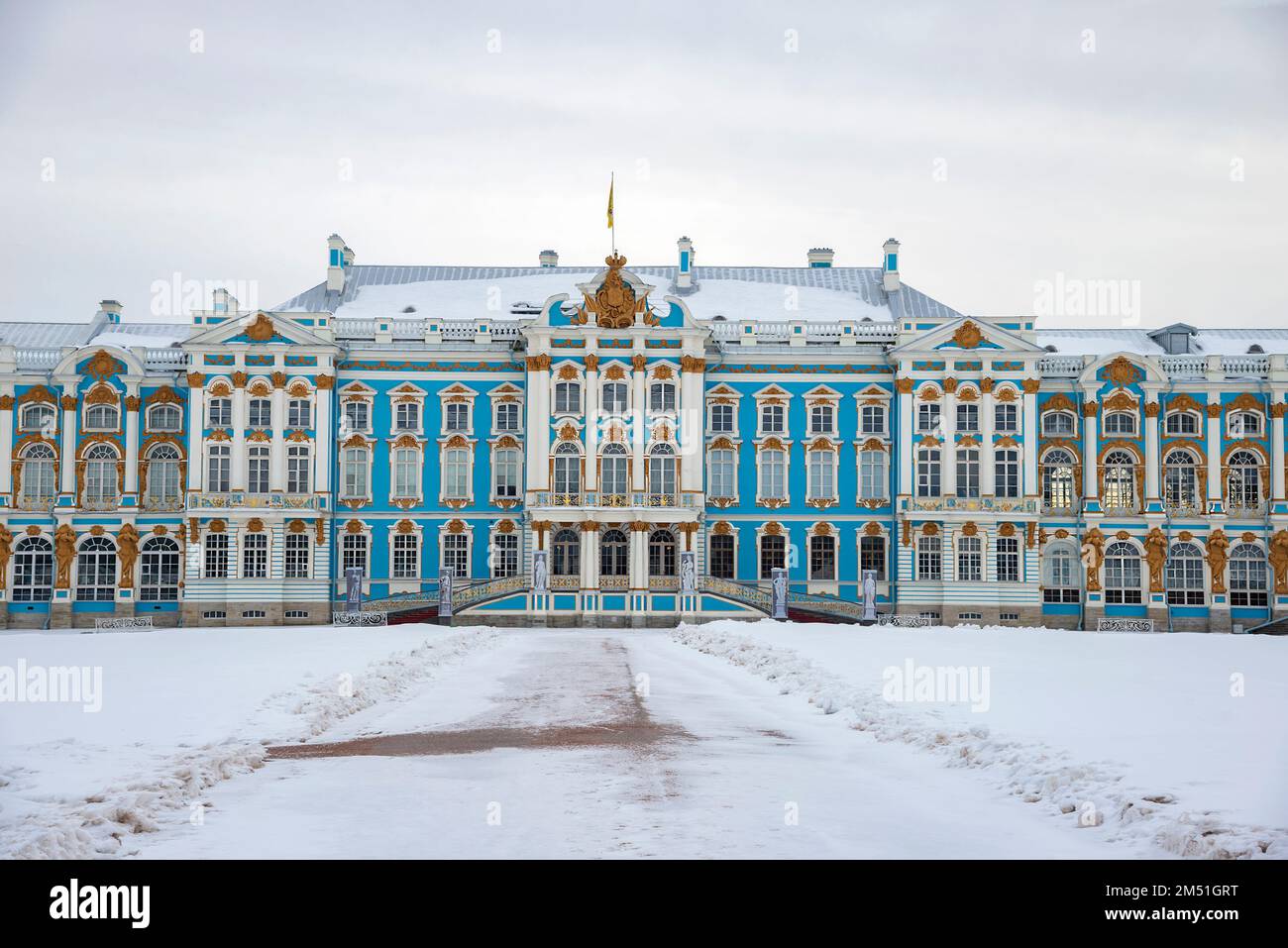 PUSHKIN, RUSSIA - 08 MARZO 2022: La facciata del Palazzo di Caterina in una giornata invernale. Tsarskoye Selo Foto Stock