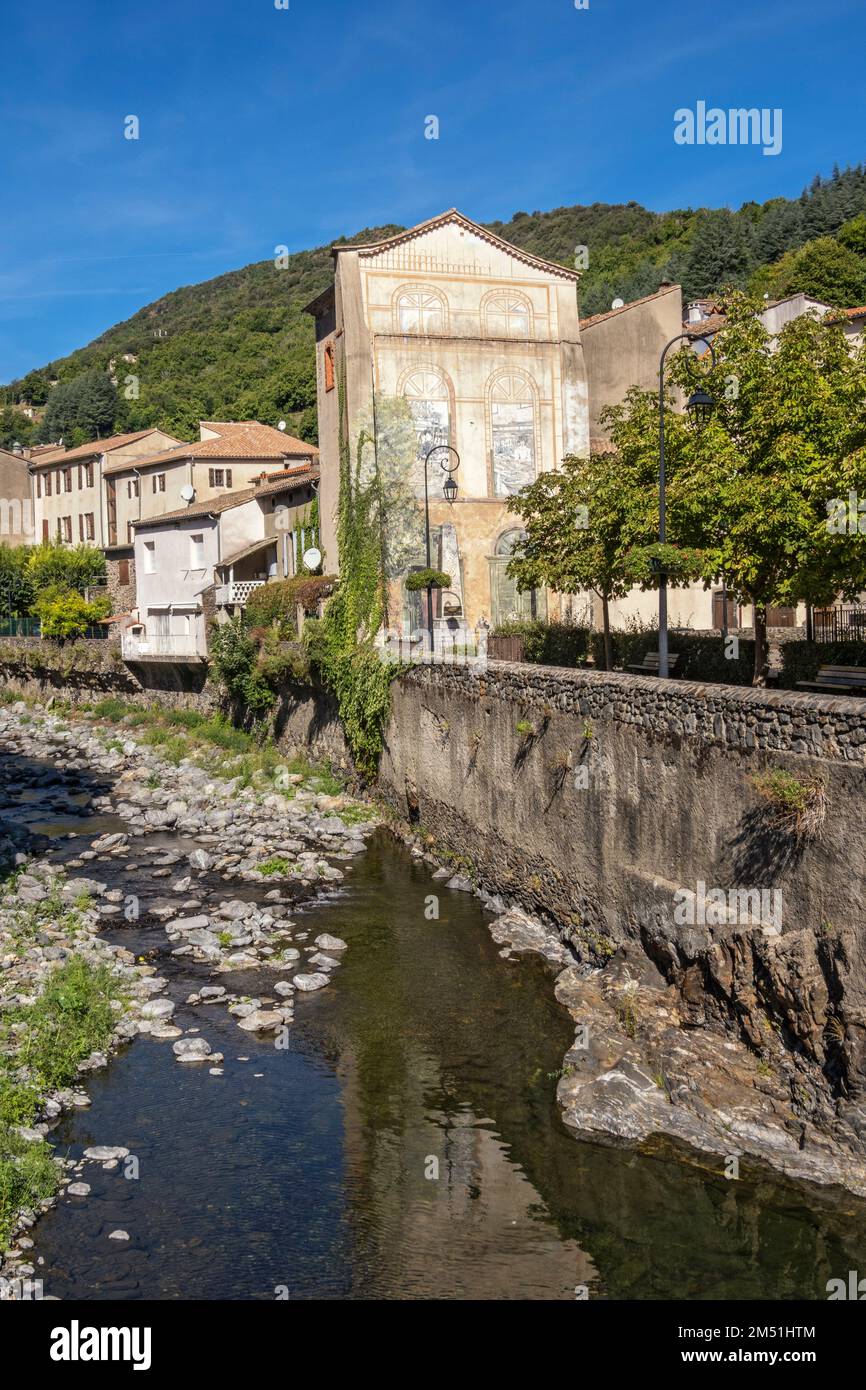 Francia, Valleraugue, Square des Fileuses, Herault River Foto Stock