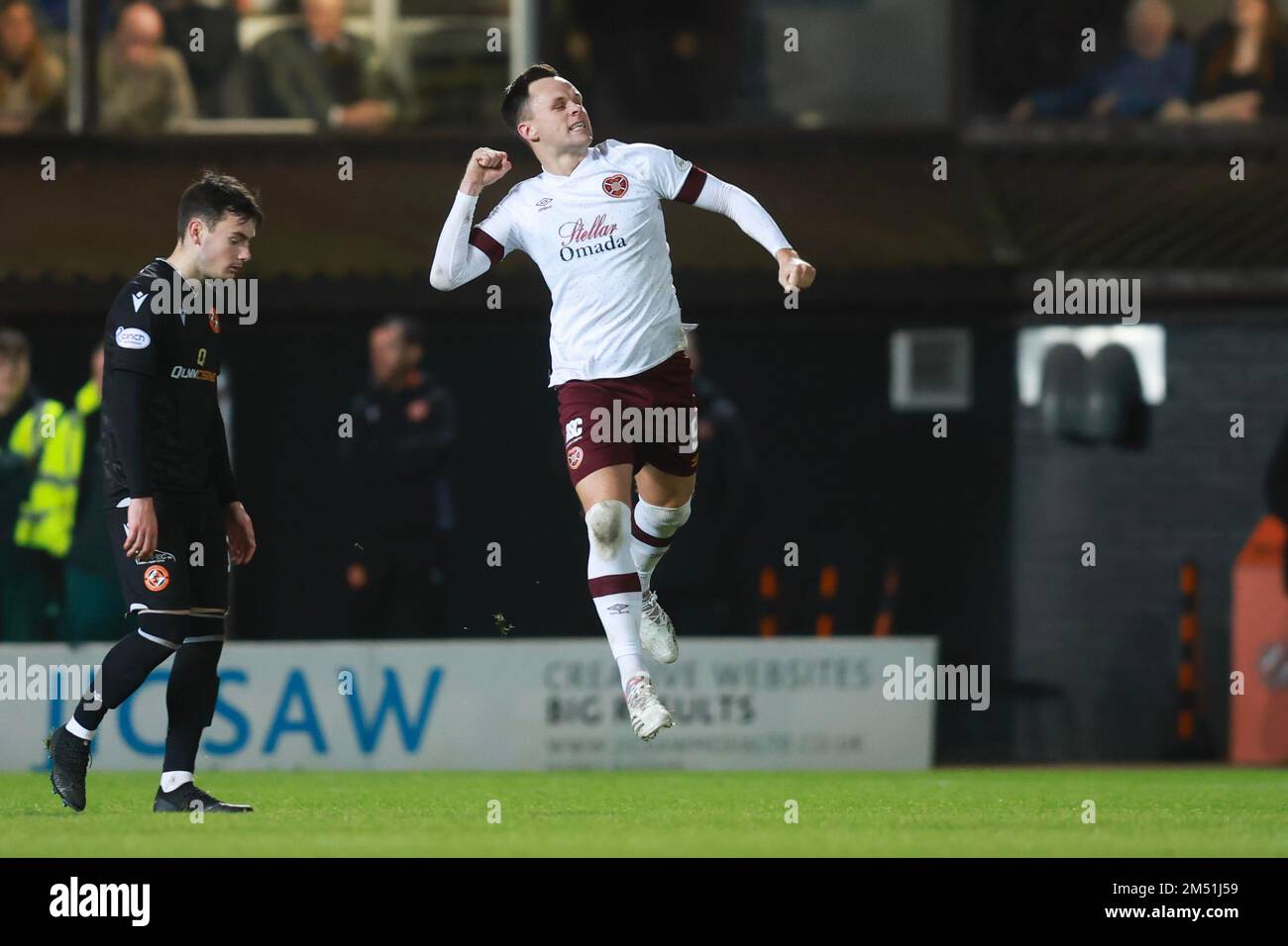 Dundee, Regno Unito. 24th Dec, 2022. 24th dicembre 2022; Tannadice Park, Dundee, Scozia: Scottish Premiership Football, Dundee United Versus Hearts; Lawrence Shankland of Heart of Midlothian festeggia dopo aver segnato un equalizzatore per 2-2 crediti: Action Plus Sports Images/Alamy Live News Foto Stock