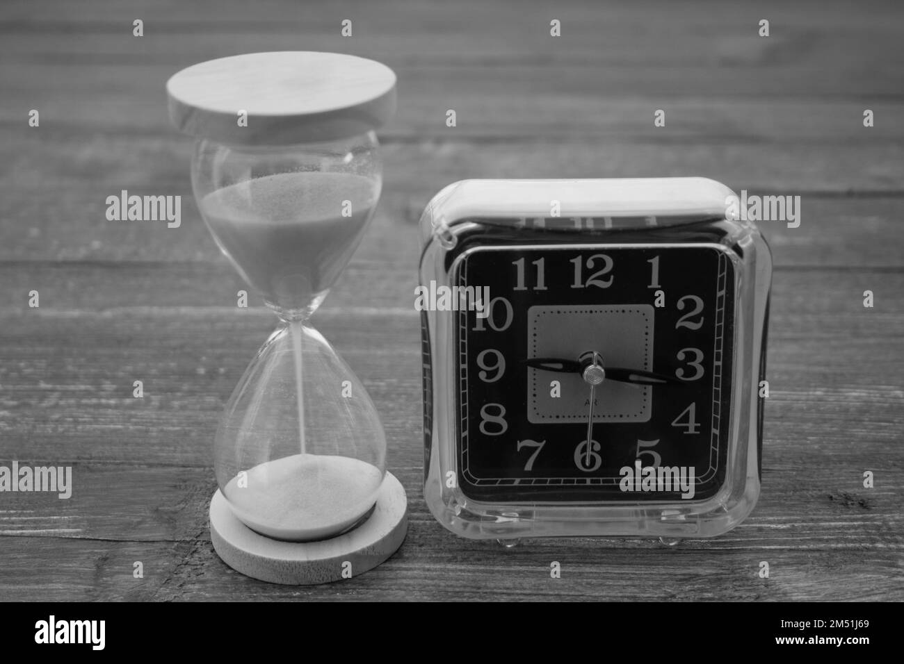 Immagine di un orologio con le mani e una clessidra. Differenza tra il vecchio e il nuovo per simboleggiare il passare del tempo. Foto Stock