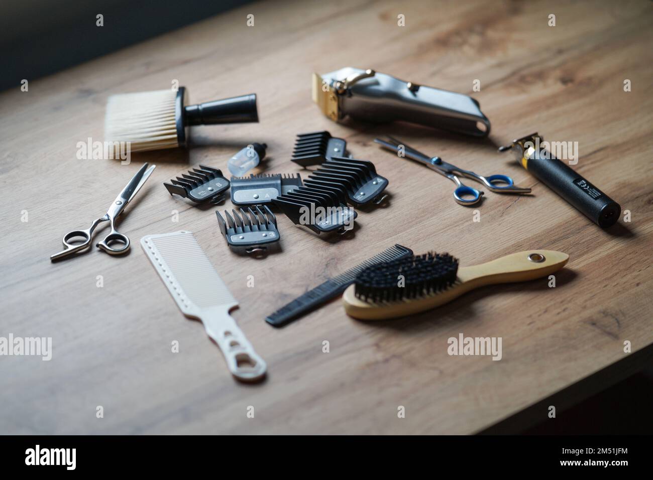 Attrezzi per barbiere su un tavolo di legno, attrezzature per barbiere Foto Stock