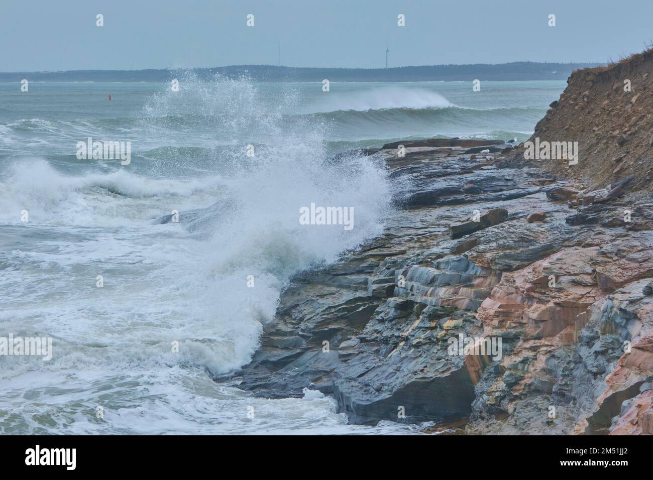 Onde massicce battete la costa vicino a Glace Bay Cape Breton dopo una tempesta atlantica di fine dicembre. Foto Stock