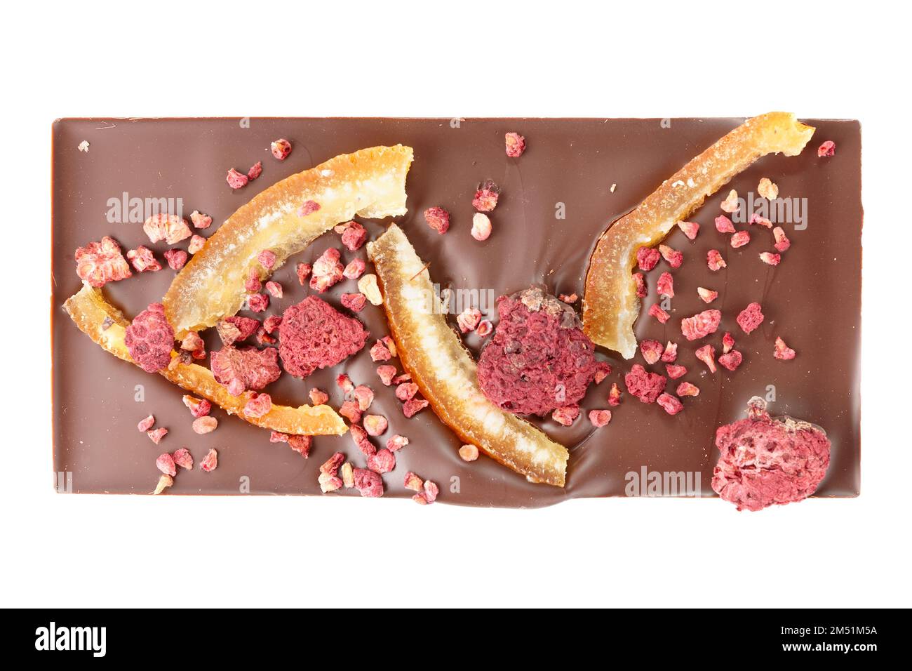 Barretta di cioccolato con scorza d'arancia candita e lampone isolato su fondo bianco sparato dall'alto Foto Stock