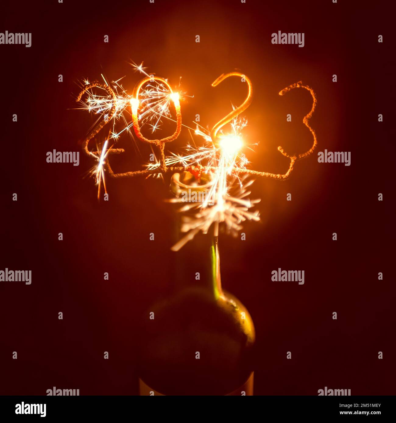 2023 Sparkler a forma di fuoco in bottiglia di vino, all'aperto di notte. Messa a fuoco selettiva. Foto Stock