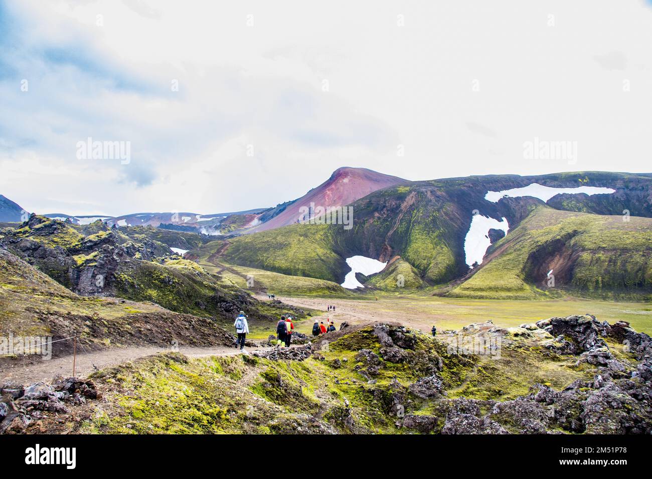 Landmannalaugar, Islanda : 20 agosto 2022 : escursioni nelle Highlands Road con neve e muschio vulcanico verde a Landmannalaugar, Islanda Foto Stock