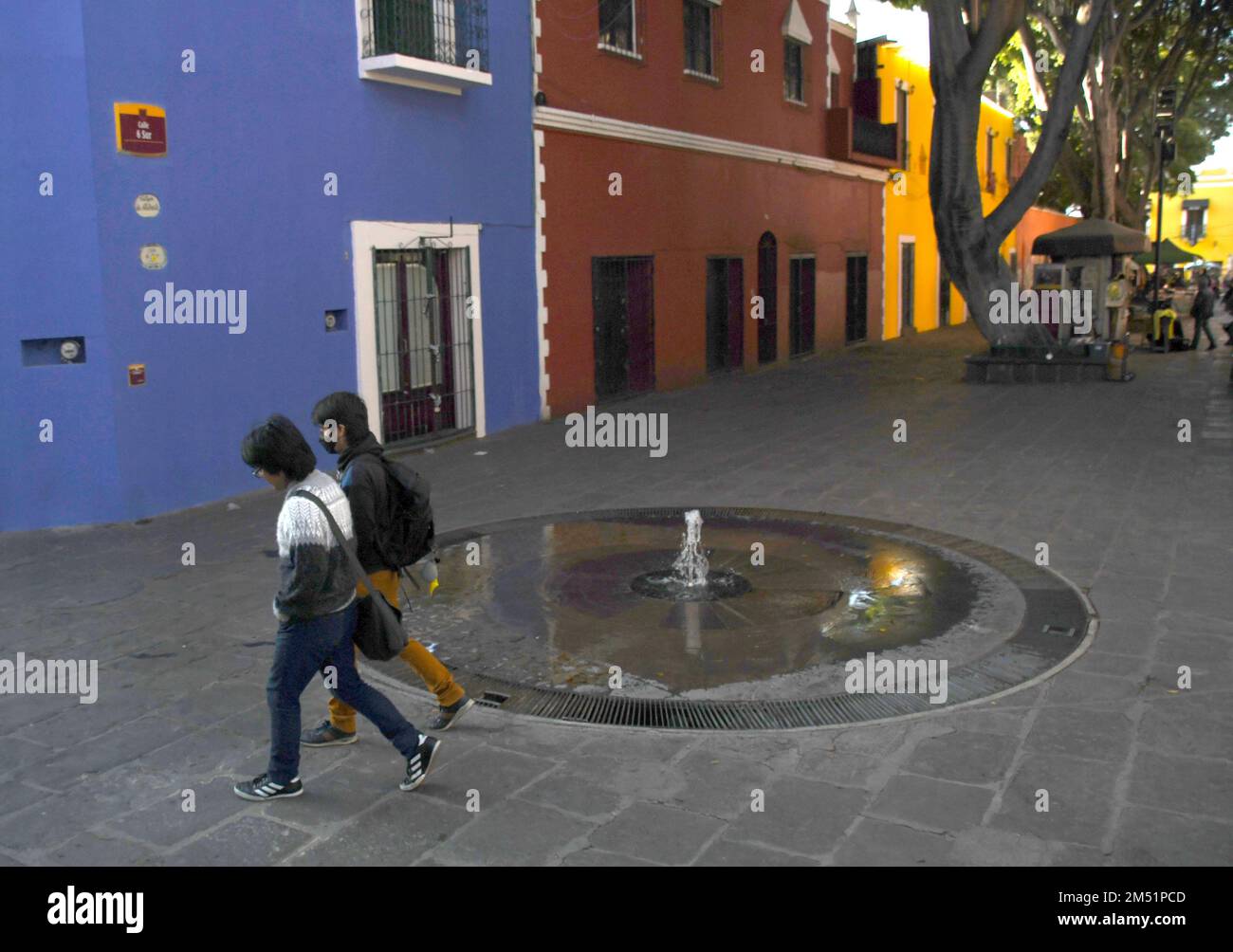 Puebla, Puebla, Stati Uniti. 10th Dec, 2022. Ci sono edifici colorati nel centro di Puebla, Messico Venerdì 9 dicembre 2022. (Credit Image: © Mark Hertzberg/ZUMA Press Wire) Foto Stock