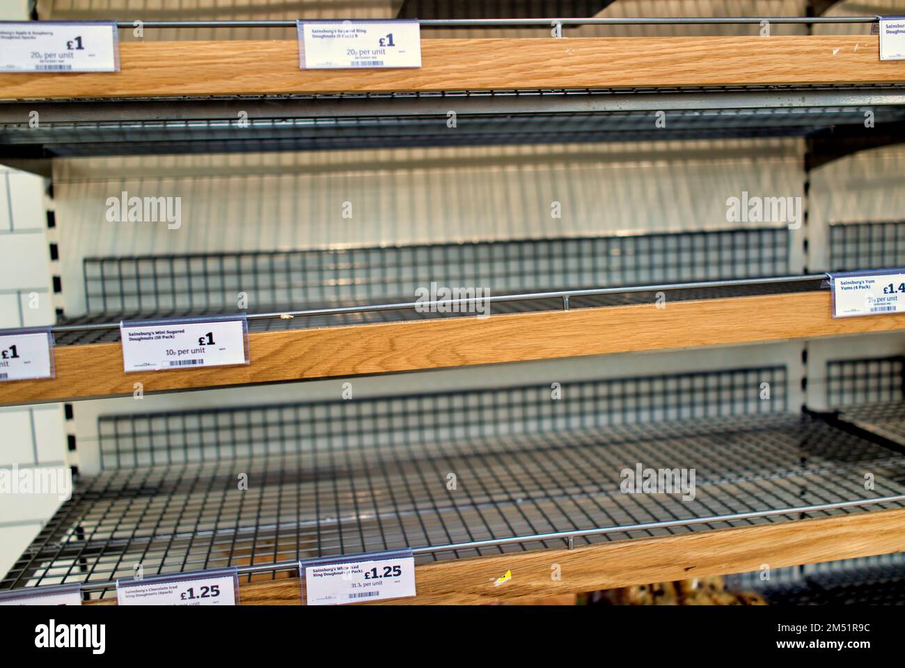 Glasgow, Scozia, Regno Unito 24th dicembre 2022. Lo shopping di Natale a Sainsburys ha visto gli scaffali vuoti del supermercato come la gente ha rifornito in su sul cibo mentre chiudono fino a dopo la festa. Credit Gerard Ferry/Alamy Live News Foto Stock
