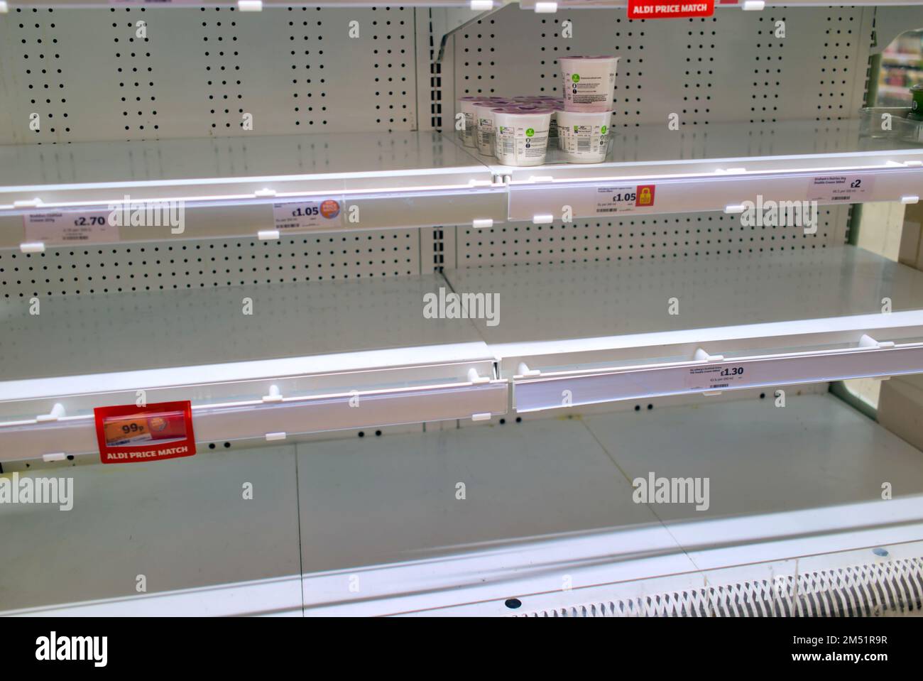 Glasgow, Scozia, Regno Unito 24th dicembre 2022. Lo shopping di Natale a Sainsburys ha visto gli scaffali vuoti del supermercato come la gente ha rifornito in su sul cibo mentre chiudono fino a dopo la festa. Credit Gerard Ferry/Alamy Live News Foto Stock