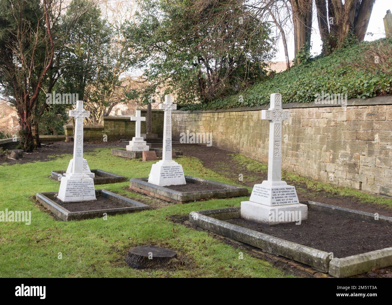 Le tombe della famiglia di Lord Armstrong nel campo di sepoltura di Haw Hill, oltre al cimitero di All Saints Church, Rothbury, Northumberland, Inghilterra, Regno Unito Foto Stock