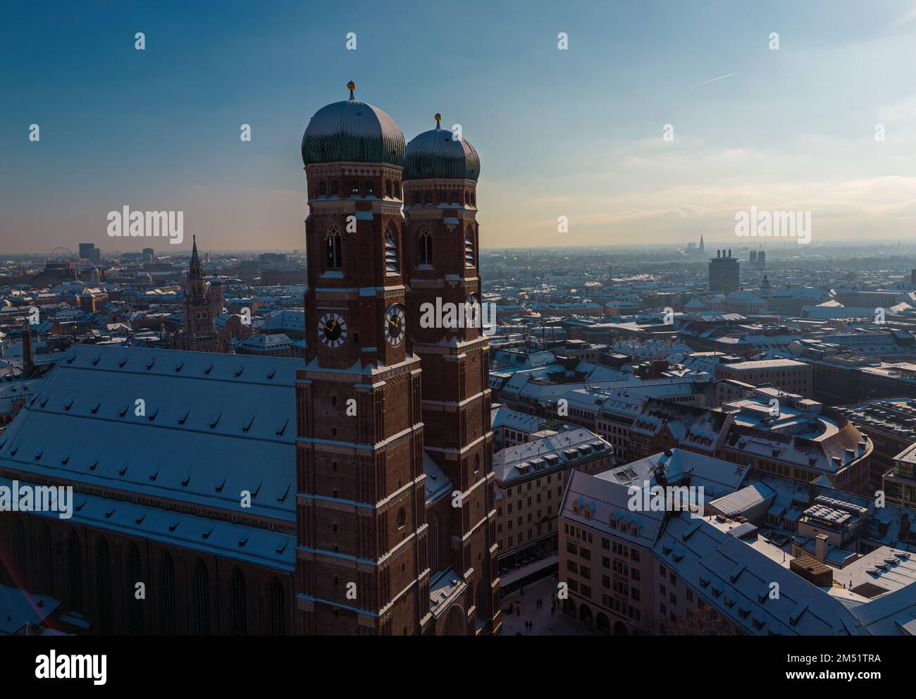 Frauenkirche innevata a Monaco di Baviera, Germania Foto Stock