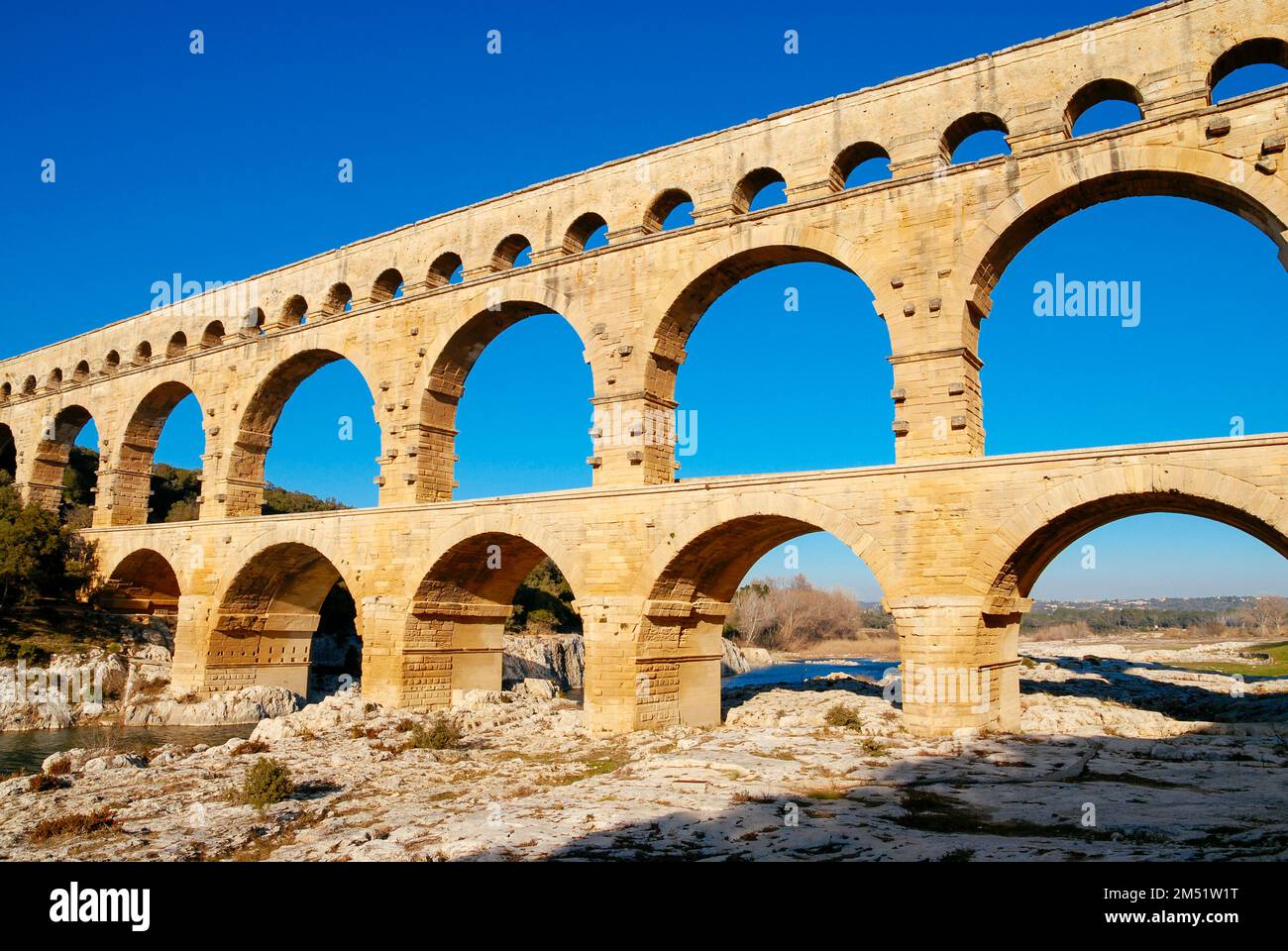 Gli archi del Pont Du Gard nel basso sole invernale. Foto Stock