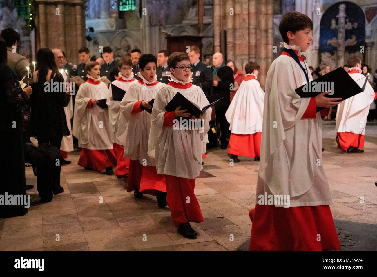 Choristers durante il "Together at Christmas" Carol Service all'Abbazia di Westminster a Londra. Data immagine: Giovedì 15 dicembre 2022. Foto Stock