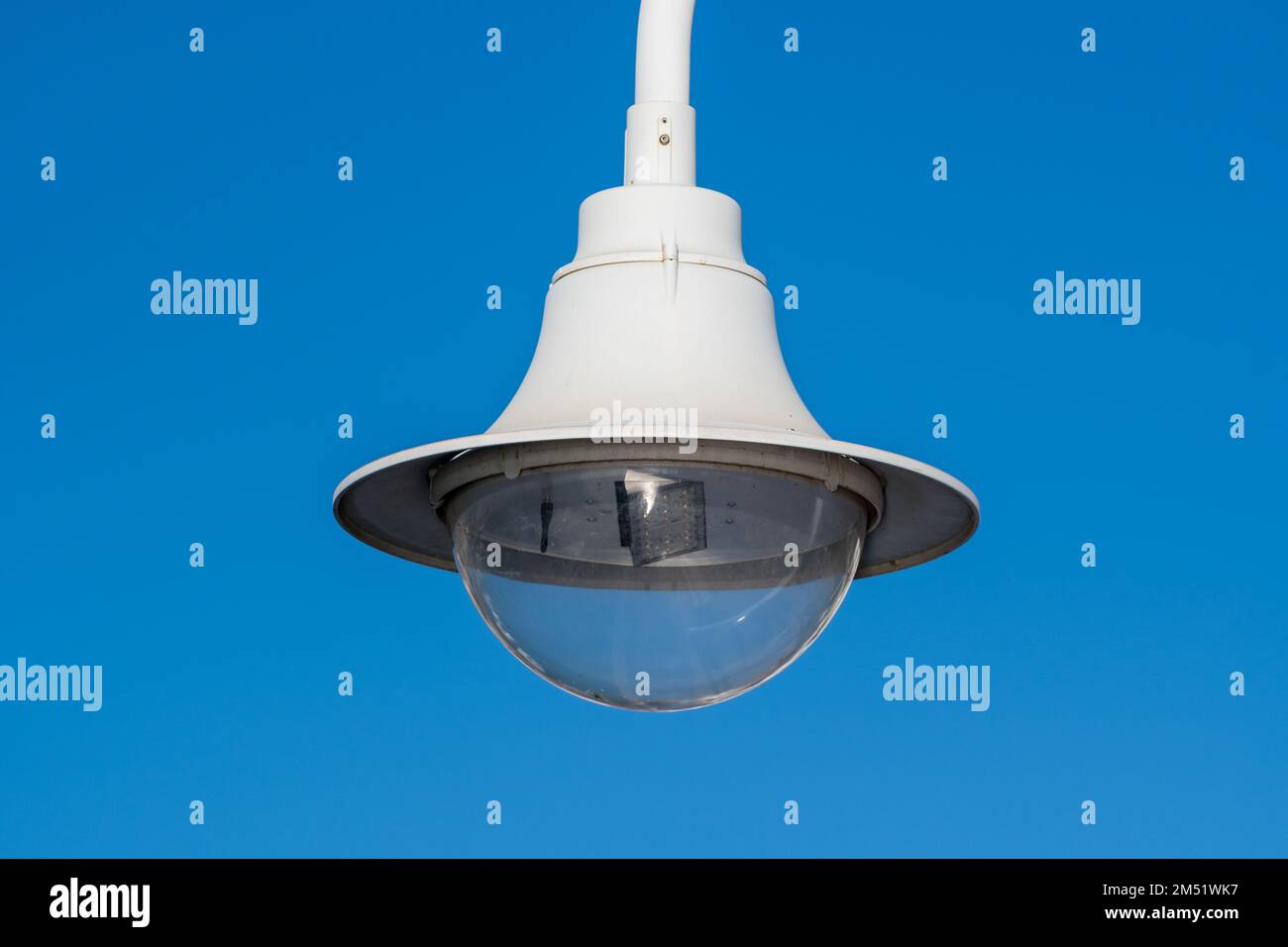 luce stradale a led su sfondo cielo blu Foto Stock