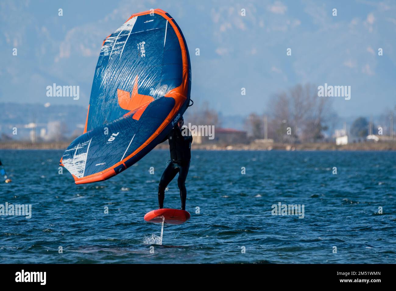 A Wing foil surfer, Wing foil, Ebro Delta, Catalogna, Spagna Foto Stock