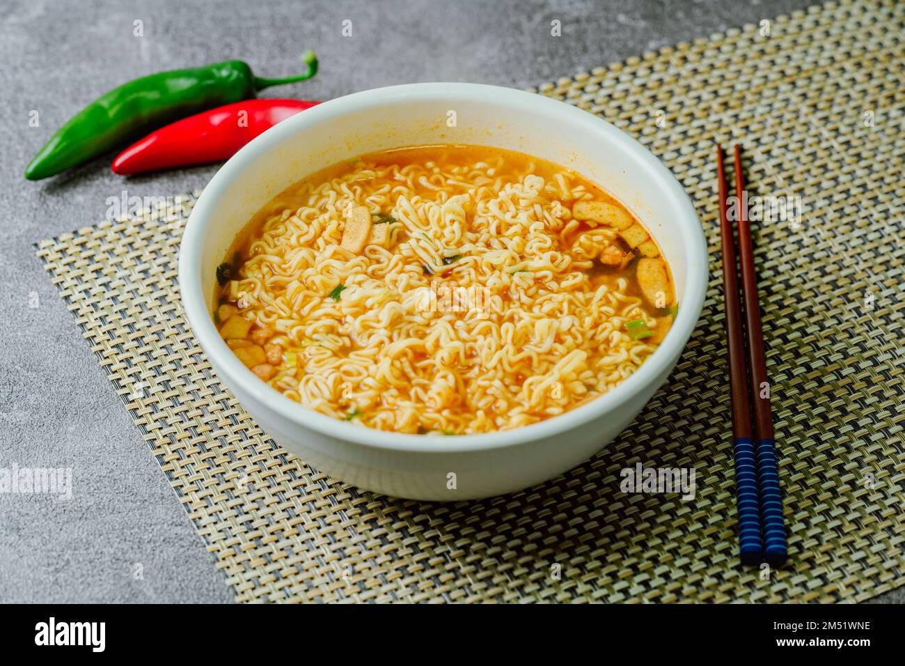 Piatto di ramen piccante coreano istantaneo in ciotola bianca sul tavolo Foto Stock