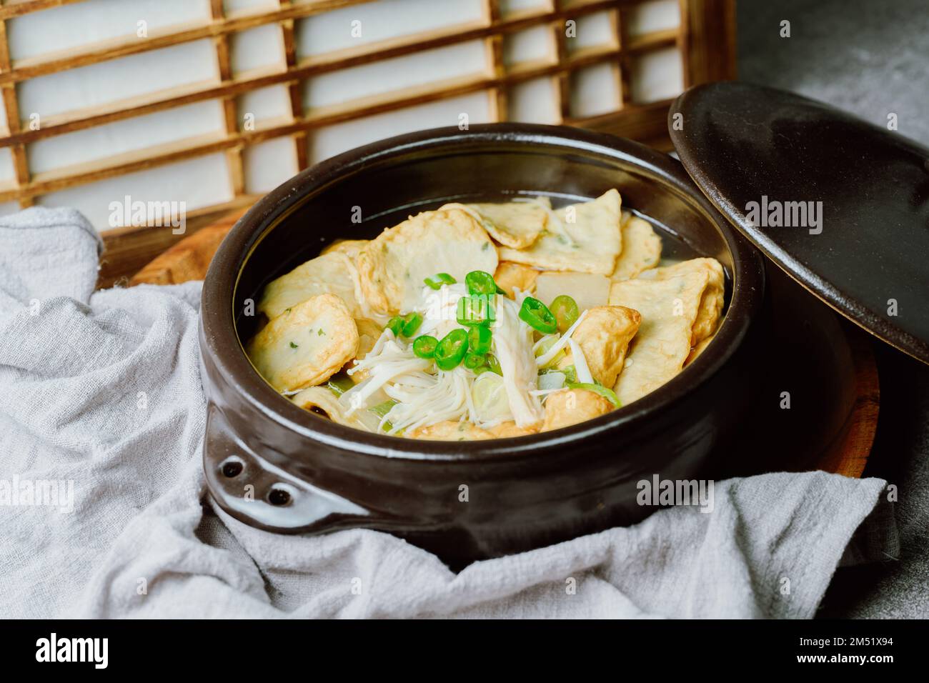 Omukguk, zuppa di Fishcake : preparato bollendo torta di pesce e ravanello condito con salsa di soia in brodo, questo piatto è caratterizzato da un sapore dolce che ha ma Foto Stock