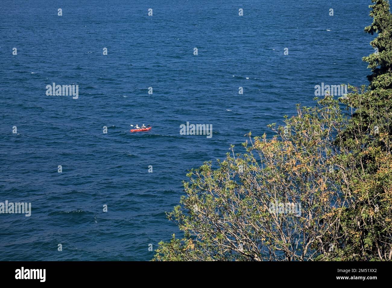 Gommone su un lago visto da lontano Foto Stock