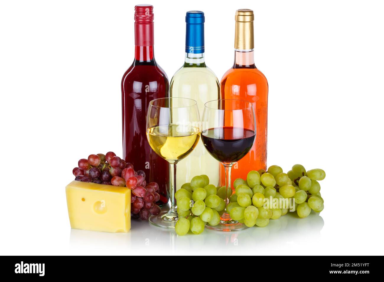 Vino rosa rosso formaggio bianco vini uva alcol isolato su sfondo bianco Foto Stock