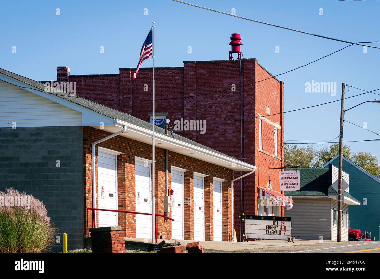 Harrisville, Ohio, USA - 22 ottobre 2022: Harrisville Volunteer Fire Company Station e Auxilary Hall. Il reparto ha festeggiato 75 anni di servizio Foto Stock