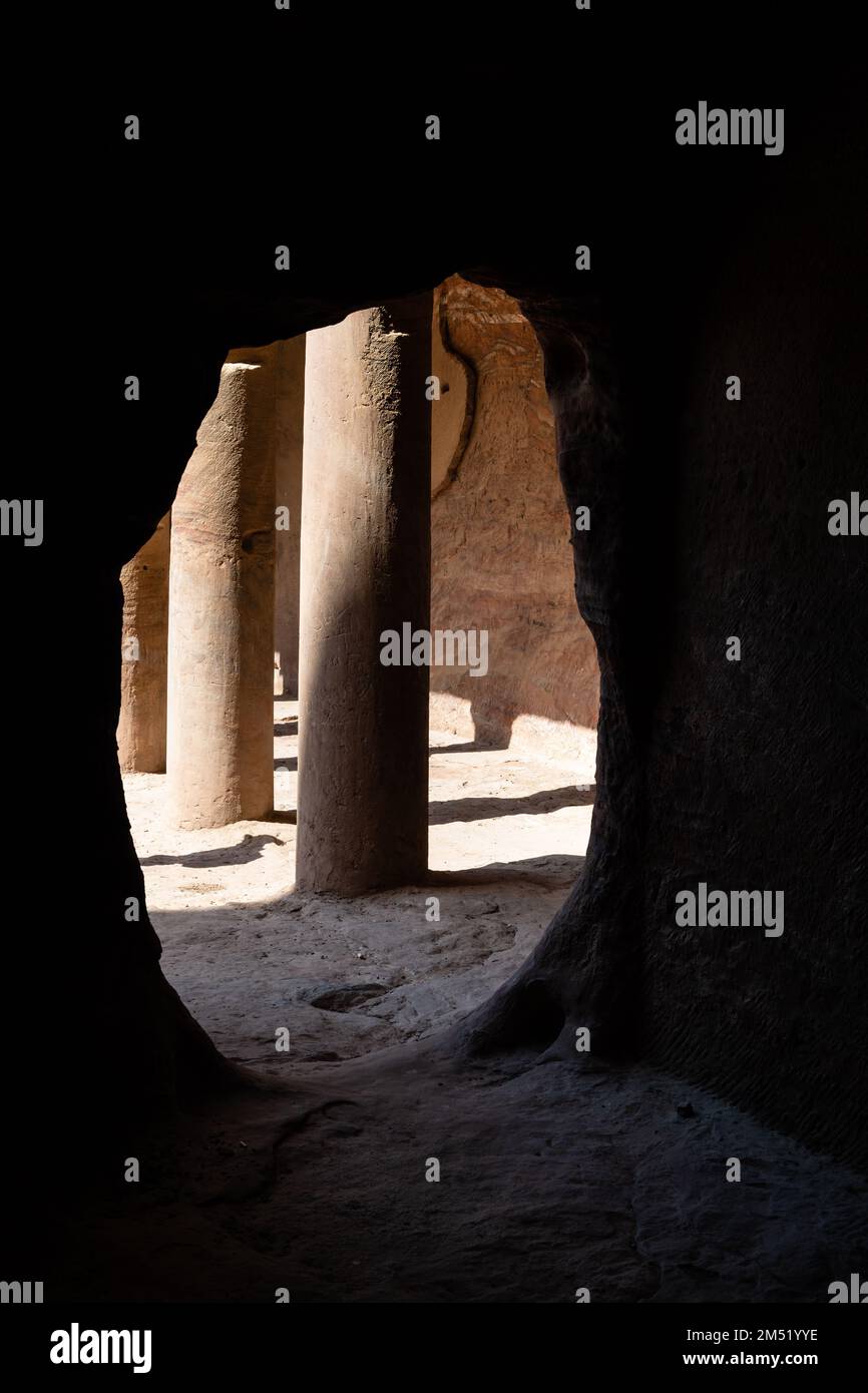 Particolare della colonnata della tomba dell'urna con colonna o colonna a Petra, Giordania anche chiamata la tomba reale di Malchus Foto Stock