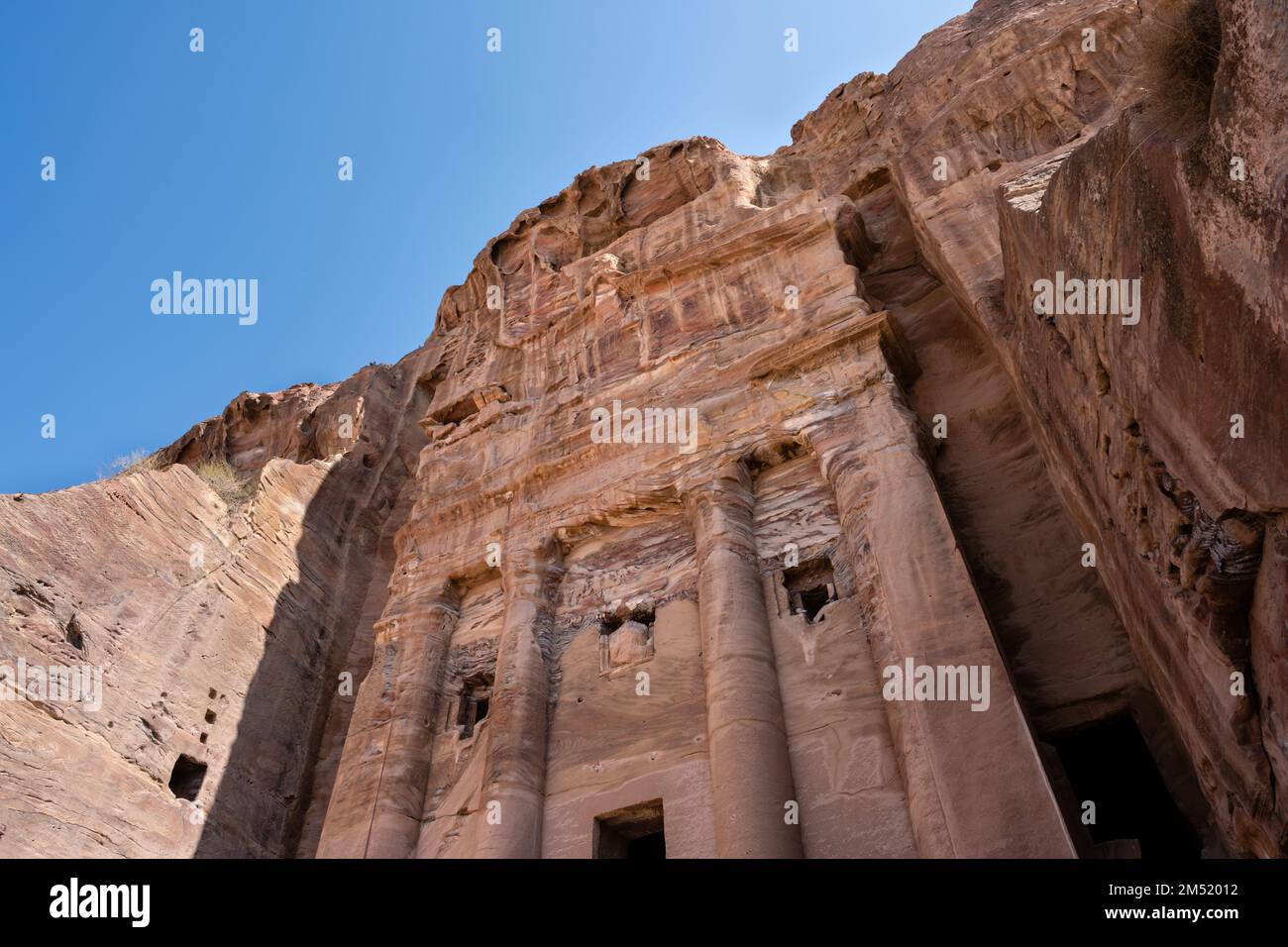 La facciata della tomba dell'urna a Petra, Giordania, chiamata anche la tomba reale di Malchus Foto Stock