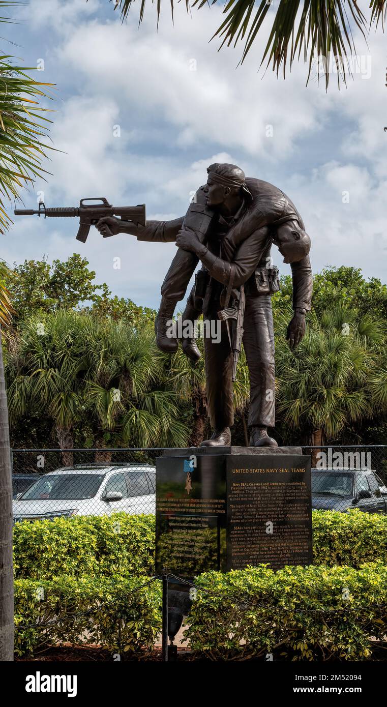 Raffigura le azioni del destinatario della Medaglia d'onore, Michael Thornton, che porta fuori dal campo di battaglia il destinatario della Medaglia d'onore ferita, Tom Norris Foto Stock