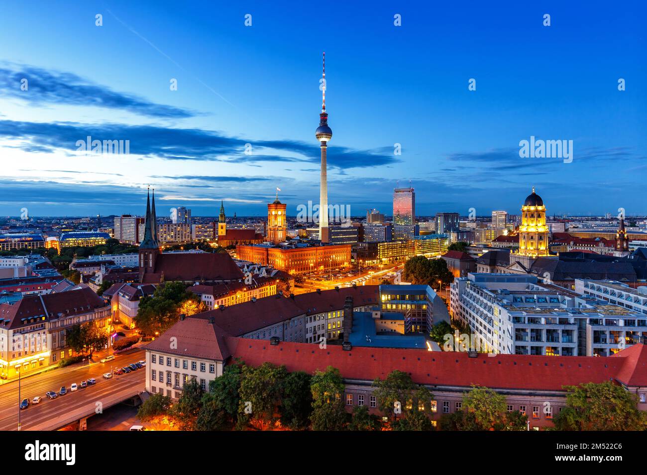 Berlino tv torre municipio di notte Germania città crepuscolo Foto Stock
