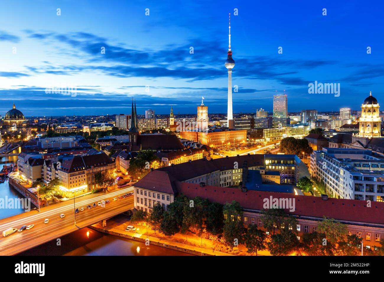 Lo skyline di Berlino la torre della TV il municipio di notte la Germania città del crepuscolo Foto Stock