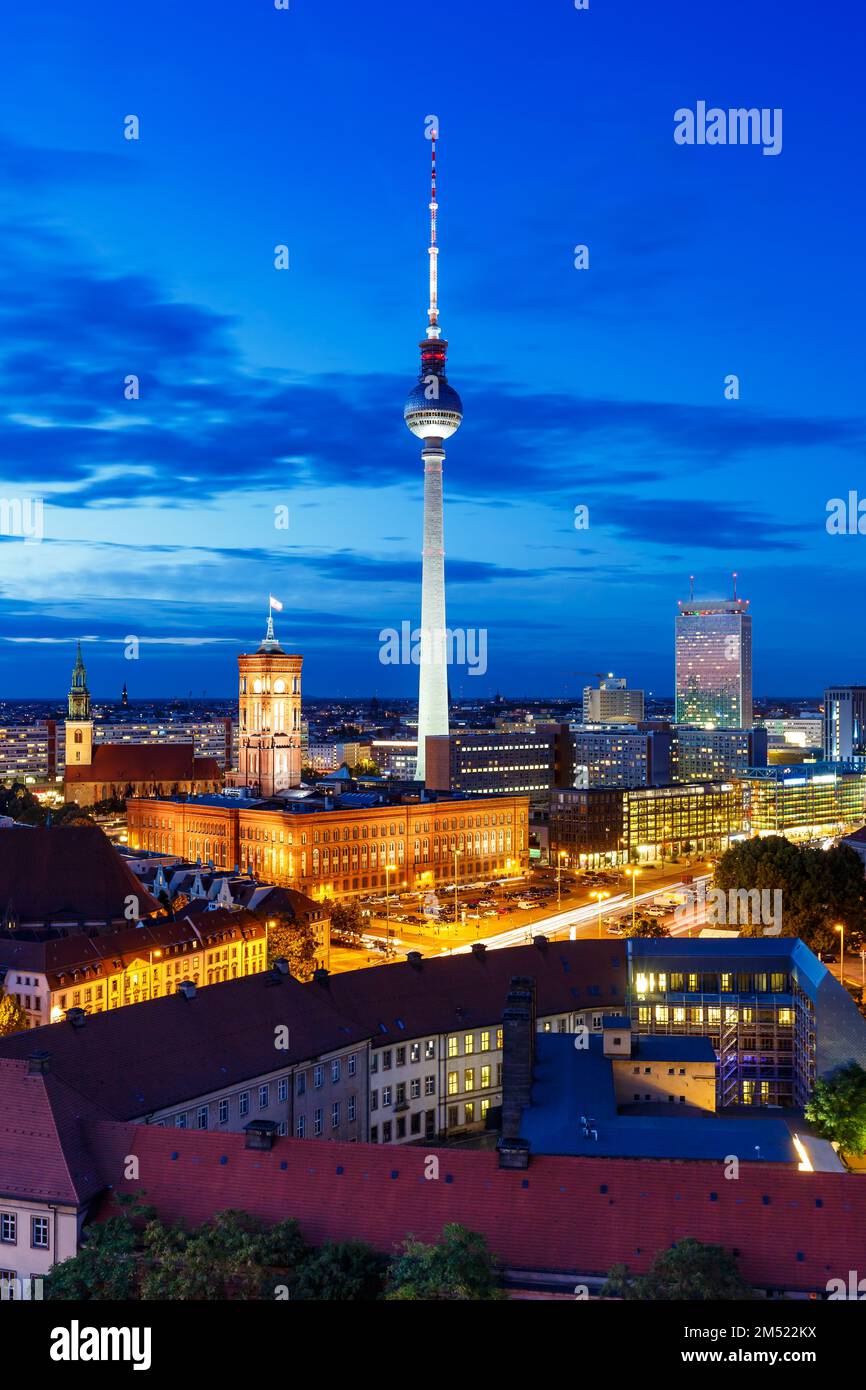 Berlino skyline tv tower Townhall ritratto formato di notte Germania città crepuscolo Foto Stock