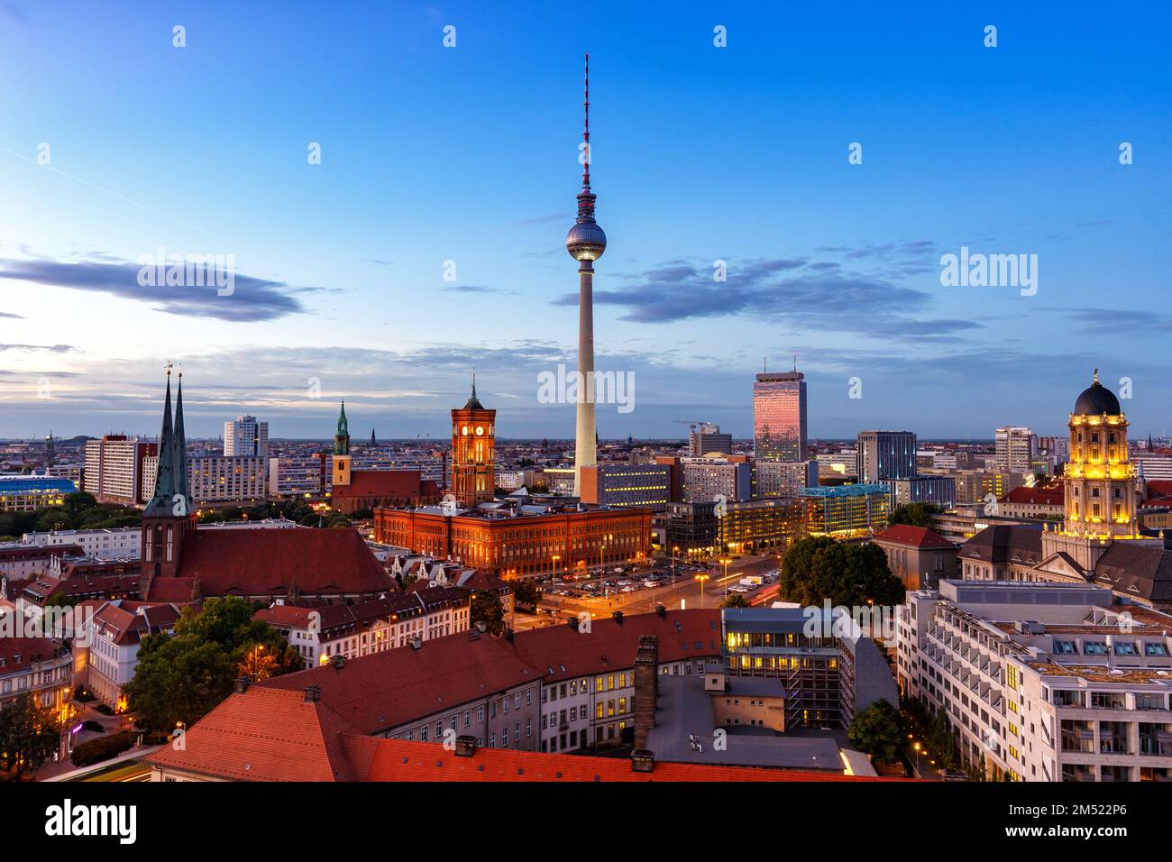 Berlino skyline tv torre municipio crepuscolo Germania città sera Foto Stock