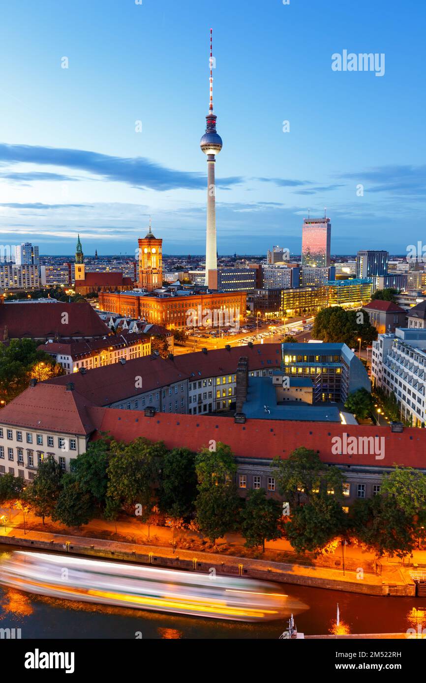 Berlino skyline tv torre municipio ritratto formato crepuscolo Germania città sera Foto Stock