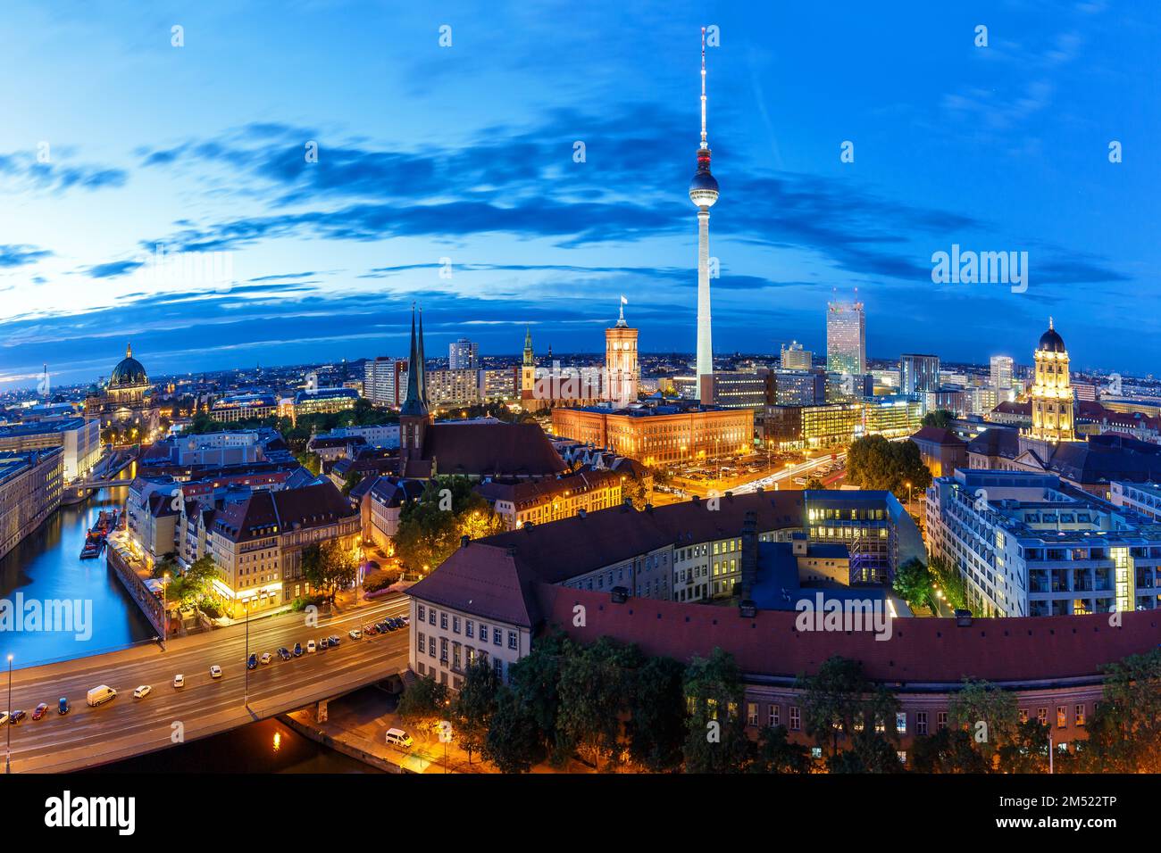Berlino skyline vista panoramica torre tv municipio di notte Germania città crepuscolo Foto Stock