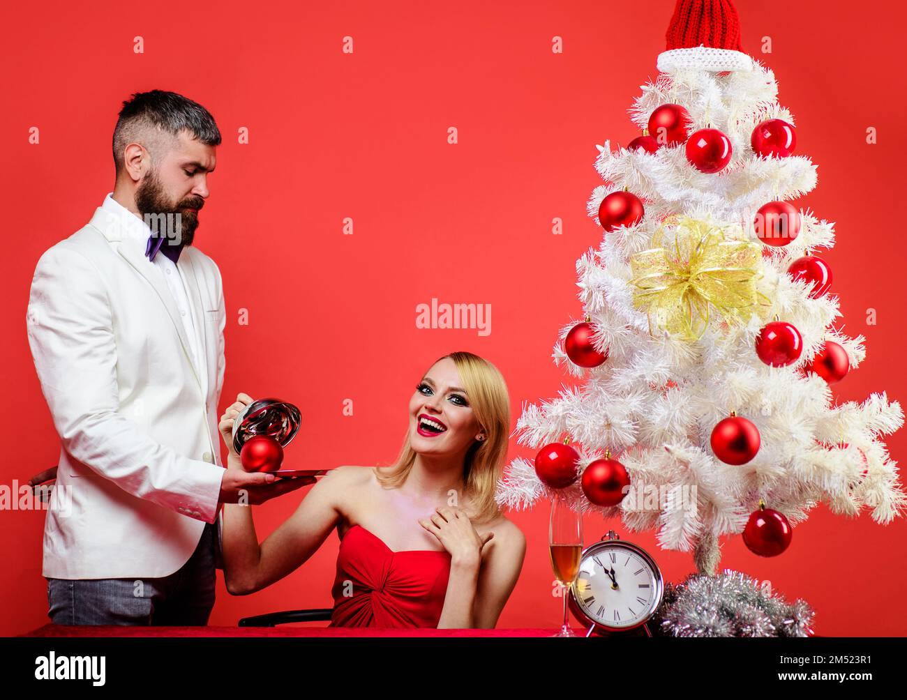 Buon Natale. Cena romantica al ristorante. Coppia innamorata a Capodanno. Relazione. Foto Stock