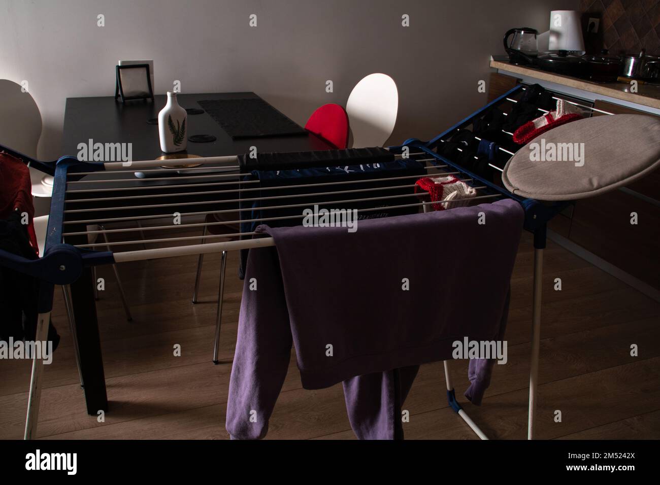 foto delle cose appese all'asciugatrice in camera Foto Stock