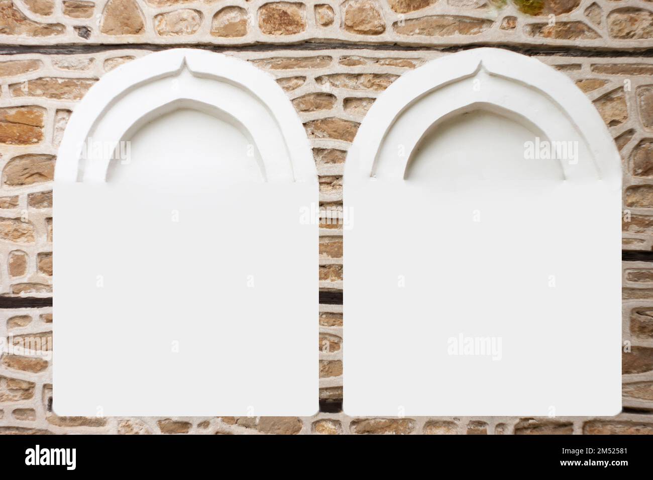 L'architettura medievale in pietra mostra una superficie rinnovata dove una volta venivano tenute doppie finestre. Il centro è per un messaggio o due immagini che si sceglie Foto Stock