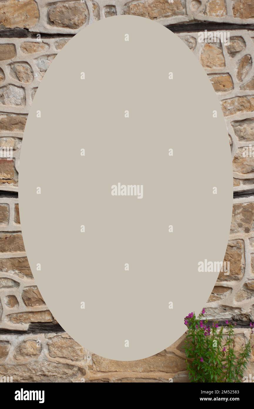 L'architettura medievale in pietra mostra una superficie rinnovata, con un bianco ovale dove una volta era una finestra. Center è un messaggio o un'immagine a scelta. Foto Stock